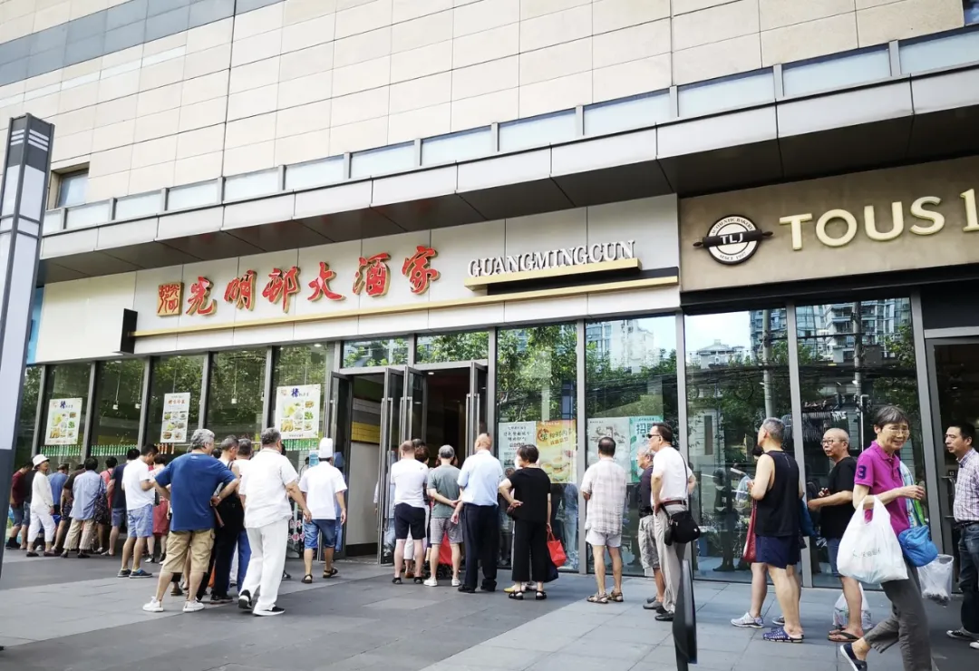 2026世界杯官方网站 准备从早排到夜！光明邨70年来首开夜排档，网友：鲜肉月饼有伐？
